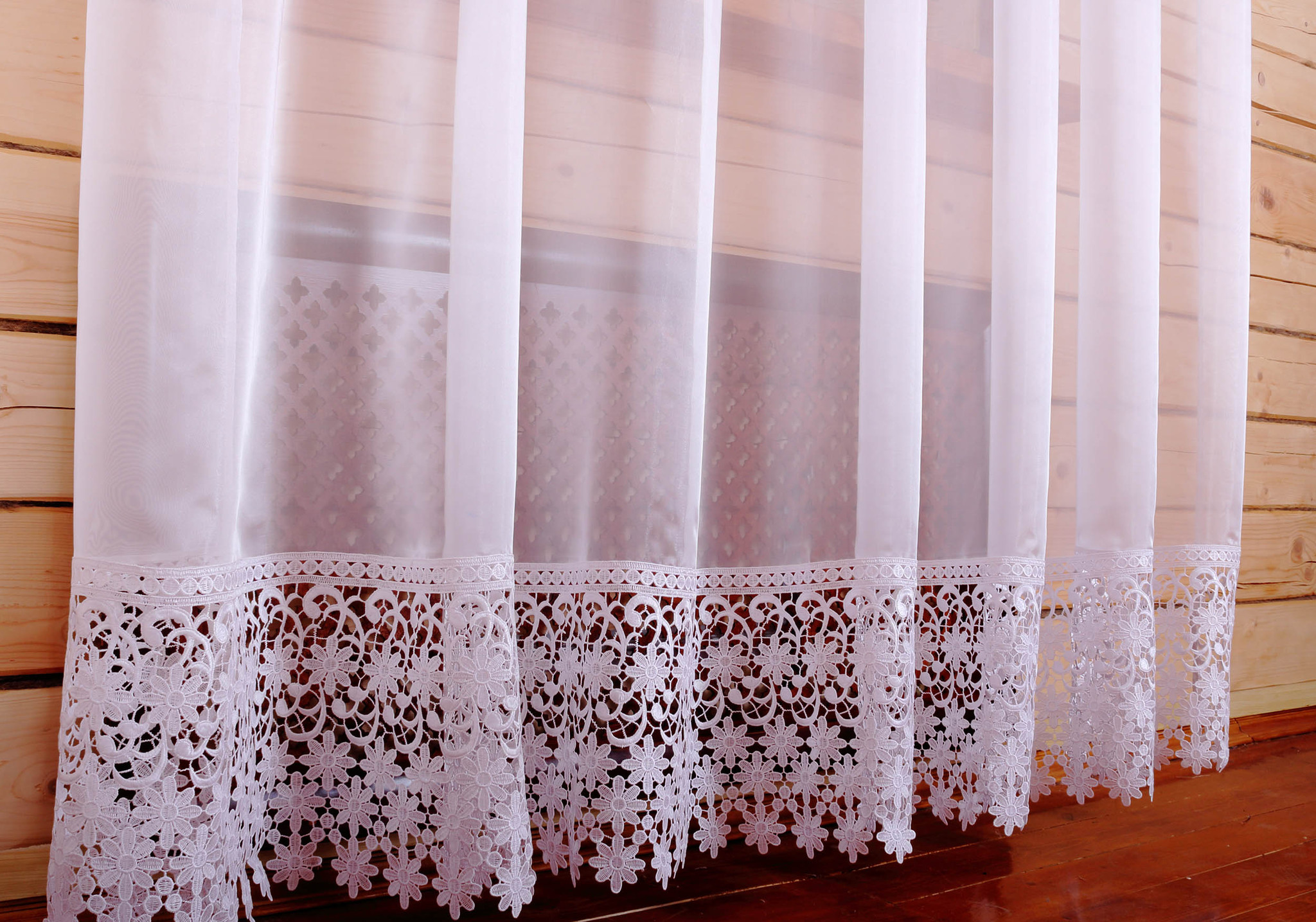 Reka bentuk tulle dengan hiasan