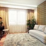 rideaux sur la corniche du plafond dans le salon