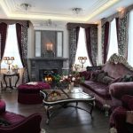 beaux rideaux à l'intérieur de l'appartement