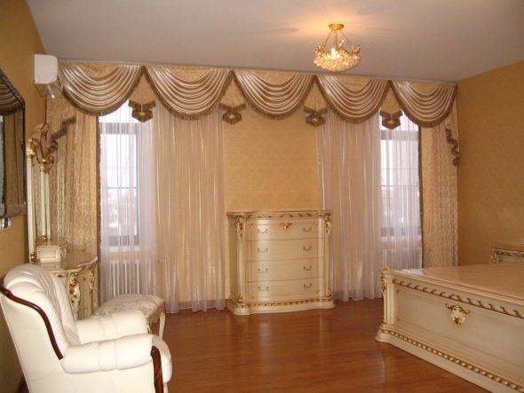 De beaux lambrequins pour une chambre claire
