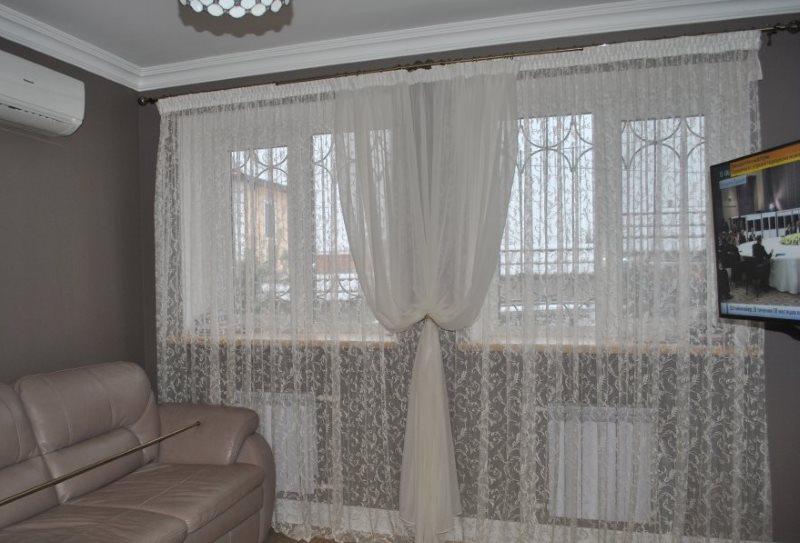 Salon penceresinde iki beyaz tül