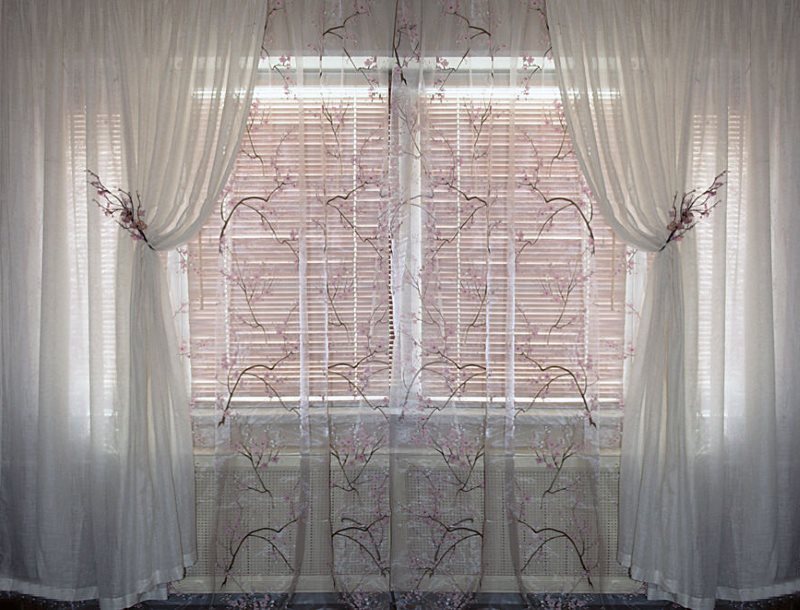 Décoration de fenêtre avec tulle blanc double
