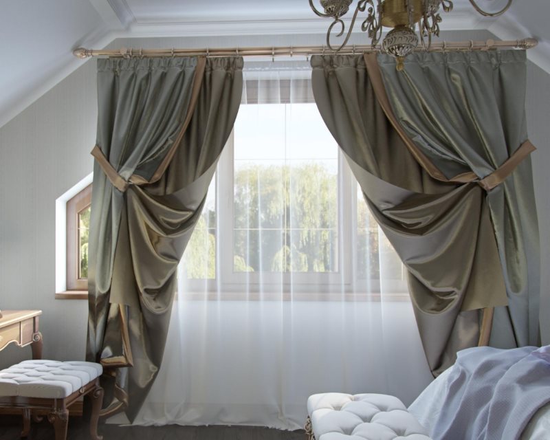Doppelte Vorhänge am Fenster im Schlafzimmer