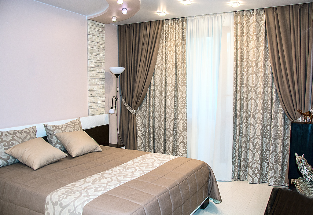 doubles rideaux dans la chambre