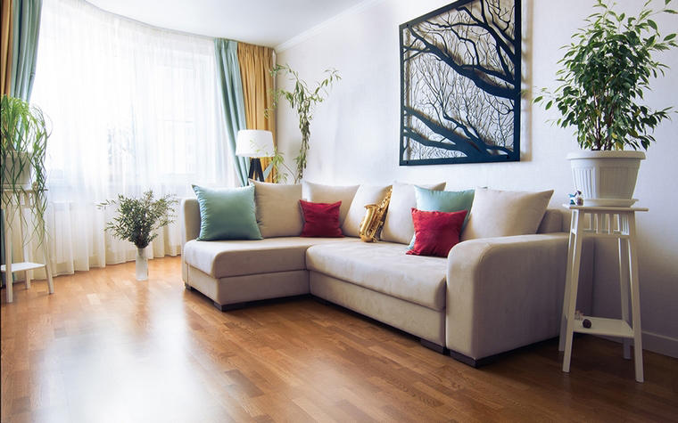 Modernes Wohnzimmer mit Doppelvorhängen an den Fenstern