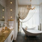 Rideaux bicolores sur trois rangées dans la salle de bain