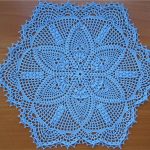 serviette en tissu bleu au crochet