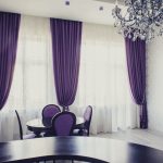 rideaux violets sur la corniche de plafond