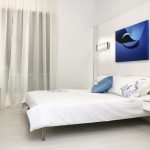 Textiles blancs à l'intérieur de la chambre