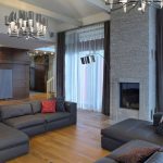 Tons gris dans la conception du salon