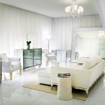 Décorer la salle avec des rideaux blancs