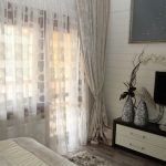 Tulle avec ornement à l'intérieur de la chambre