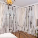 Tulle avec monogrammes sur les fenêtres de la chambre