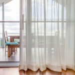 Rideau blanc et plancher en bois
