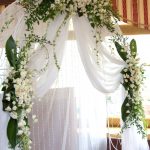 Belle composition de tulle et de fleurs artificielles