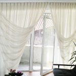 Doux rideaux sur la fenêtre avec une porte sur le jardin