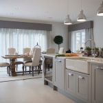 Rideaux blancs avec lambrequin gris
