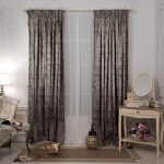 Décorer la fenêtre dans la chambre des femmes