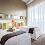 Chambre pour deux enfants avec une grande fenêtre