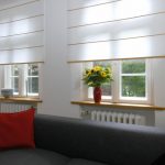 Rideaux légers roulés dans le hall d'une maison privée
