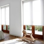 Chambre à coucher avec rideaux blancs