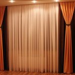 Salon iç üç renkli perdeler