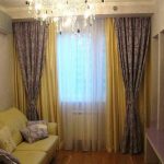 Küçük bir oturma odasında çift perdeler fotoğrafı