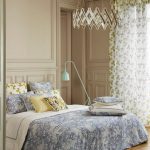 Tessuti colorati all'interno della camera da letto
