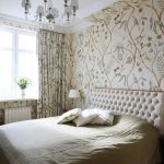 Carta da parati a fiori sulla parete della camera da letto
