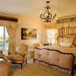 Grande camera da letto in stile classico.