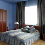 Decorazione della finestra della camera da letto con tende di tessuto spesse