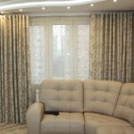 Canapé dans le salon avec revêtement en cuir