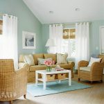 Salon design dans les combles d'une maison de campagne