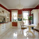 Intérieur de cuisine classique avec sol en céramique