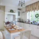 Rideaux courts sur la fenêtre de la cuisine dans une maison privée