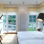 Rideaux crème dans la chambre blanche