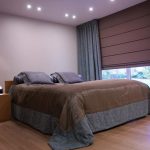Store romain marron et rideaux gris