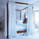 Rideaux avec des rubans sur la canopée dans la chambre