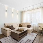 Soffits trên trần nhà màu trắng của phòng khách