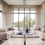 Hai ghế sofa trong phòng khách với cửa sổ toàn cảnh