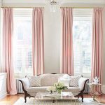 Rèm cửa màu hồng trên cửa sổ cao