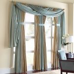 Rèm cửa thời trang trên cửa sổ phòng khách