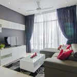 Đồ nội thất màu trắng với mặt tiền bóng