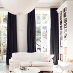 Sofa trắng và rèm cửa màu đen