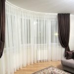 Draps noirs et tulle blanc aux fenêtres de la baie vitrée