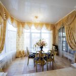 Goldene Vorhänge im Wohnzimmer eines Privathauses