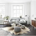 Pelt auf dem Wohnzimmerboden im skandinavischen Stil