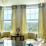 Fensterdekoration mit Hubtüren