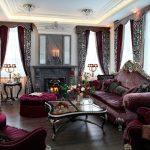 Schickes Wohnzimmer Interieur im antiken Stil