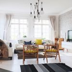 helles Wohnzimmer mit Elementen des skandinavischen Stils